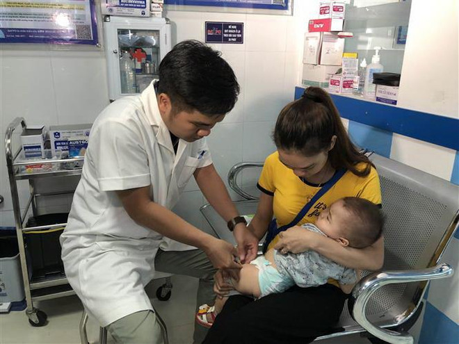 Nhân viên y tế e ngại khi tư vấn cho phụ huynh tiêm vắcxin ComBE Five ảnh 1
