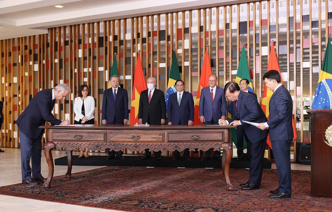 Thủ tướng Phạm Minh Chính và Tổng thống Brazil Lula da Silva chứng kiến ký biên bản ghi nhớ giữa Bộ Quốc phòng và Bộ Quốc phòng Brazil. (Ảnh: Dương Giang/TTXVN) Thông cáo chung về chuyến thăm chính thức của Thủ tướng đến Brazil ảnh 3