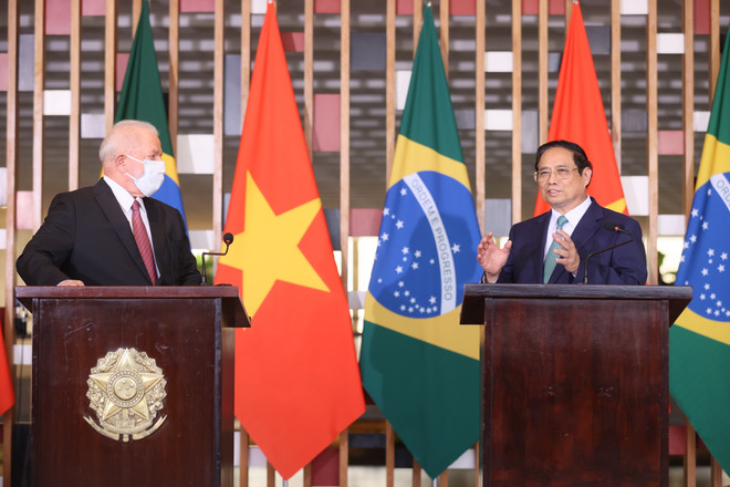 Thủ tướng Phạm Minh Chính và Tổng thống Brazil Lula da Silva thông báo về kết quả cuộc hội đàm. (Ảnh: Dương Giang/TTXVN) Thông cáo chung về chuyến thăm chính thức của Thủ tướng đến Brazil ảnh 4