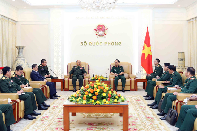 Bộ trưởng Bộ Quốc phòng Phan Văn Giang tiếp Chủ nhiệm Tổng cục Chính trị Quân đội Nhân dân Lào Thongloi Silivong. (Ảnh: An Đăng/TTXVN) Quan hệ Việt-Lào phát triển toàn diện, đạt nhiều kết quả quan trọng ảnh 1