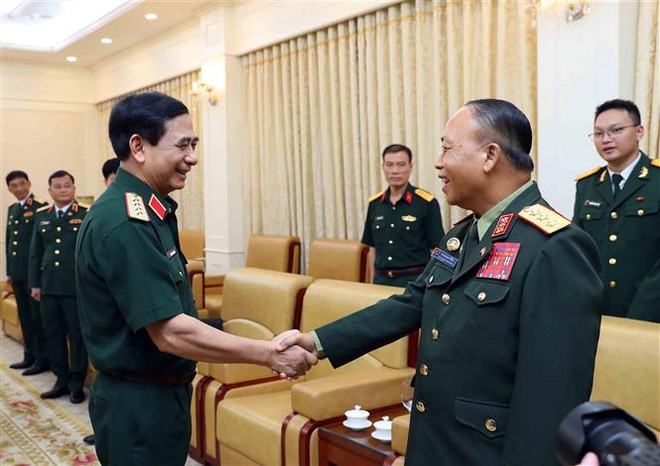 Bộ trưởng Bộ Quốc phòng Phan Văn Giang tiếp Chủ nhiệm Tổng cục Chính trị Quân đội Nhân dân Lào Thongloi Silivong. (Ảnh: An Đăng/TTXVN) Quan hệ Việt-Lào phát triển toàn diện, đạt nhiều kết quả quan trọng ảnh 2