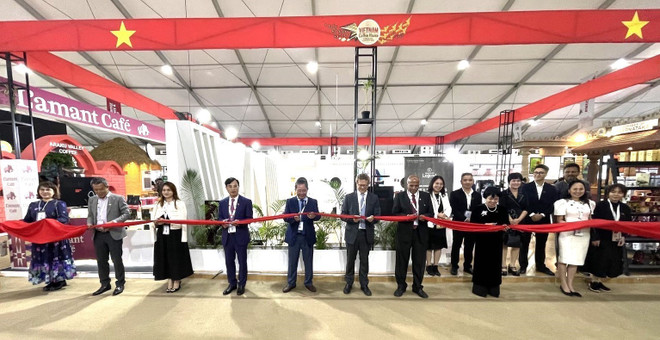 Đại biểu hai nước cắt băng khai trương Gian hàng Càphê Việt Nam tại WCC. (Ảnh: Ngọc Thúy/TTXVN) Cơ hội đến với các thị trường xuất khẩu tiềm năng của càphê Việt Nam ảnh 1
