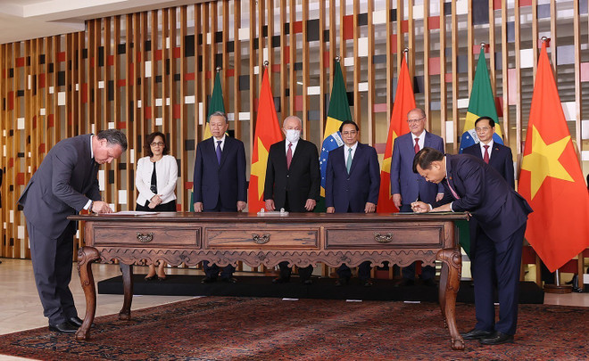 Thủ tướng Phạm Minh Chính và Tổng thống Brazil Lula da Silva chứng kiến ký Bản ghi nhớ Hợp tác Nông nghiệp giữa Bộ Nông nghiệp và Phát triển Nông thôn và Bộ Nông nghiệp và Chăn nuôi Brazil. (Ảnh: Dương Giang/TTXVN) Thông cáo chung về chuyến thăm chính thức của Thủ tướng đến Brazil ảnh 2