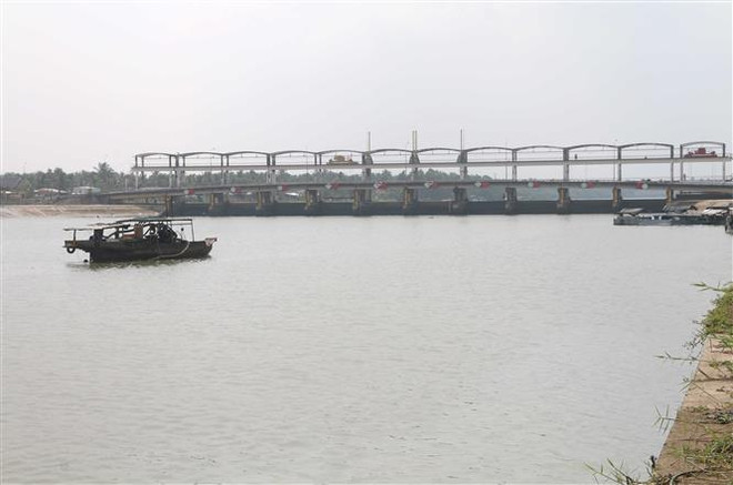 Cống Láng Thé, xã Đại Phước, huyện Càng Long, Trà Vinh, đóng chặt để ngăn nước mặn xâm nhập. (Ảnh: Thanh Hòa/TTXVN) Việt Nam cần tạo hành lang pháp lý đồng bộ về tài nguyên nước ảnh 2