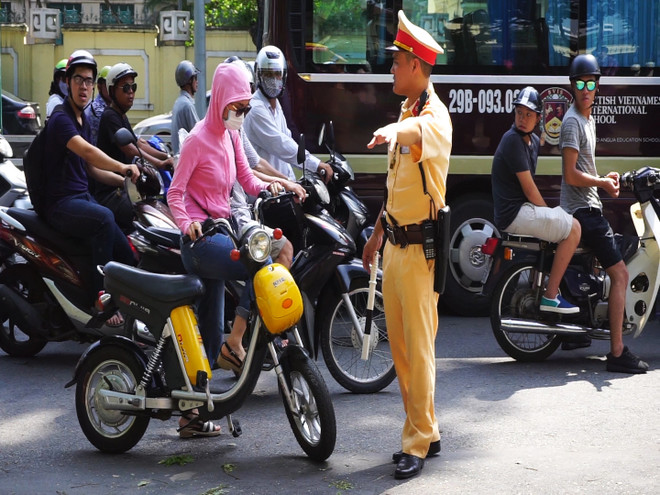 [Video] Ghi nhận ngày đầu tiên thực hiện Nghị định 46 tại Hà Nội ảnh 1