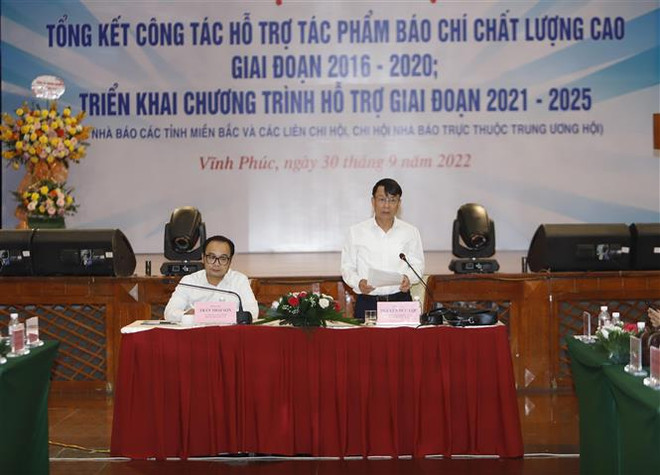 Phó Chủ tịch thường trực Hội Nhà báo Việt Nam Nguyễn Đức Lợi phát biểu kết luận hội nghị. (Ảnh: Hoàng Hùng/TTXVN) Hội Nhà báo Việt Nam hỗ trợ tác phẩm báo chí chất lượng cao ảnh 1