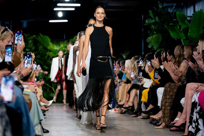 Michael Kors mang tinh thần xê dịch hòa cùng vẻ đẹp thanh lịch ảnh 1