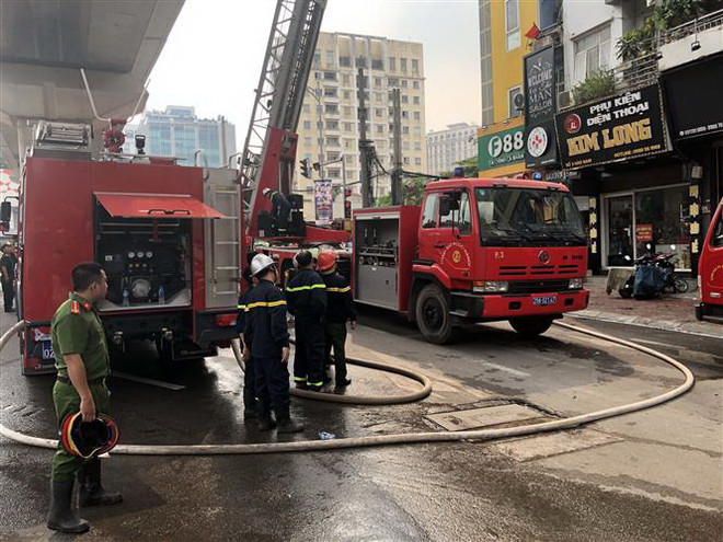 Nghệ An: Hỏa hoạn thiêu rụi 3 gian nhà gỗ lim và nhiều tài sản giá trị ảnh 1