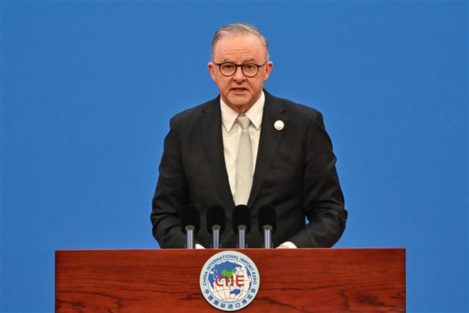 Thủ tướng Australia Anthony Albanese phát biểu tại lễ khai mạc Hội chợ Nhập khẩu quốc tế Trung Quốc (CIIE) lần thứ 6 ở Thượng Hải, Trung Quốc, ngày 5/11. (Ảnh: AFP/TTXVN) Trung Quốc là đối tác thương mại quan trọng nhất của Australia ảnh 1