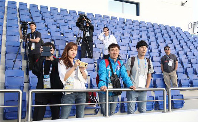 Asian Cup: Phóng viên Hàn Quốc bao vây sân tập của đội tuyển Việt Nam ảnh 1