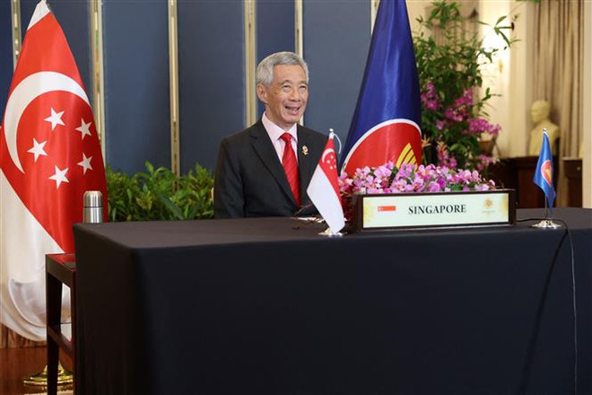 Thủ tướng Singapore Lý Hiển Long dự Hội nghị cấp cao ASEAN theo hình thức trực tuyến. (Ảnh: AFP/TTXVN) Singapore, Indonesia đề xuất ASEAN và Nhật Bản mở rộng hợp tác ảnh 1