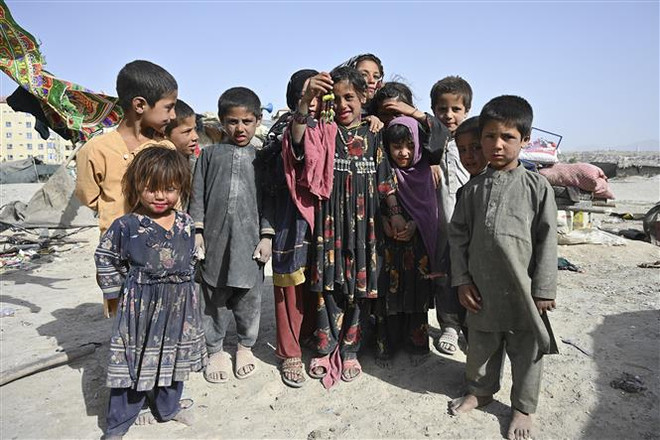 Trẻ em tại một trại tị nạn ở Kabul, Afghanistan. (Ảnh: AFP/TTXVN) Nga kêu gọi NATO chia sẻ trách nhiệm khôi phục Afghanistan ảnh 1