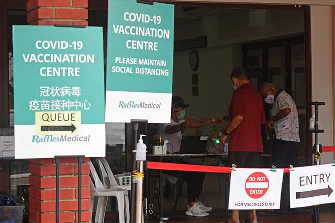 Một điểm tiêm vaccine phòng COVID-19 tại Singapore. (Ảnh: THX/TTXVN) Singapore kêu gọi ASEAN+3 tăng cường hợp tác phục hồi sau đại dịch ảnh 1