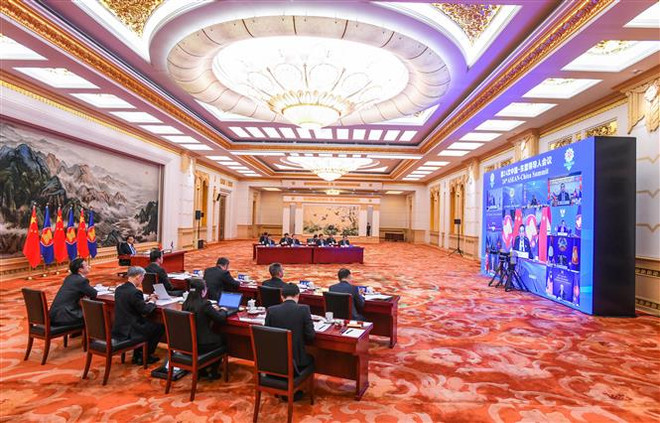 Thủ tướng Trung Quốc Lý Khắc Cường (giữa, trái) dự Hội nghị Cấp cao ASEAN-Trung Quốc lần thứ 24 diễn ra dưới hình thức trực tuyến, tại Bắc Kinh. (Ảnh: THX/TTXVN) Hợp tác ASEAN+3 là chìa khóa xây dựng Cộng đồng Đông Á vững mạnh ảnh 2