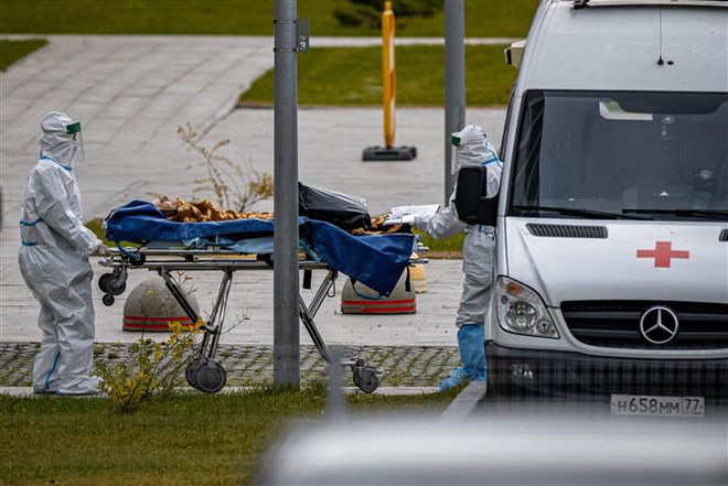 Nhân viên y tế chuyển bệnh nhân COVID-19 tới bệnh viện ở Moskva, Nga. (Ảnh: AFP/TTXVN) Các nước Đông Âu có số ca mắc, tử vong vì COVID-19 tăng vọt ảnh 1