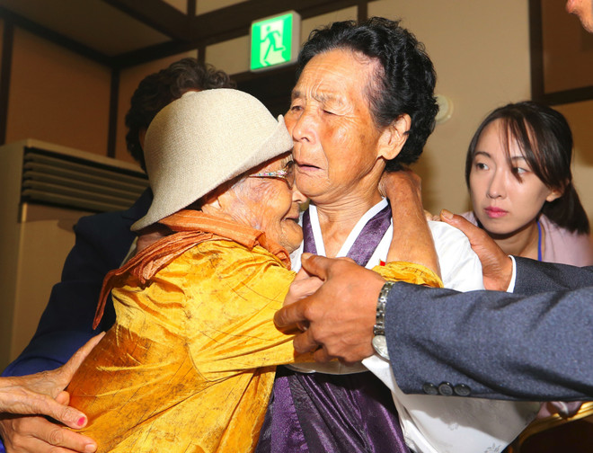 Đằng sau những cuộc đoàn tụ ngắn ngủi của các gia đình ly tán ảnh 1