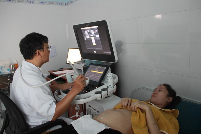 Bác sỹ thực hiện siêu âm cho sản phụ thăm khám tại Bệnh viện Đa khoa Yersin Nha Trang. (Ảnh: Phan Sáu/TTXVN) ttxvn-benh_vien_yersin3.jpg