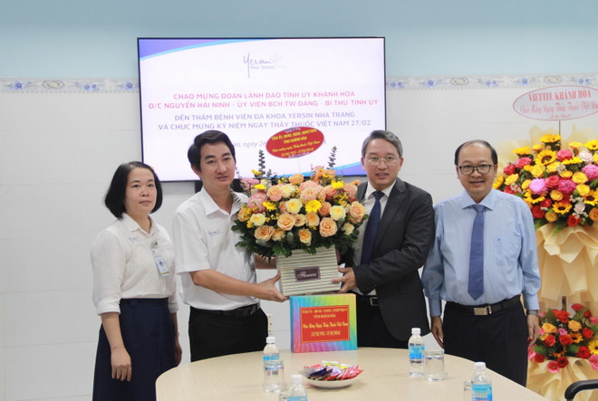 Bí thư Tỉnh ủy Khánh Hòa ông Nguyễn Hải Ninh tặng hoa và quà chúc mừng 69 năm Ngày Thầy thuốc Việt Nam cho đại diện Bệnh viện Đa khoa Yersin Nha Trang sáng 26/2. (Ảnh: Phan Sáu/TTXVN) ttxvn-benh_vien_yersin4.jpg