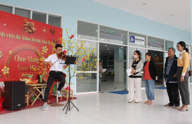 Chương trình âm nhạc biểu diễn đàn violin tại sảnh Bệnh viện Đa khoa Yersin Nha Trang sáng đầu tuần thu hút sự chú ý của người bệnh đến khám, chữa bệnh tại bệnh viện. (Ảnh: Phan Sáu/TTXVN) ttxvn-benh_vien_yersin2.jpg