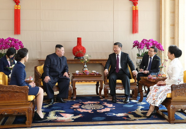 Chủ tịch Trung Quốc Tập Cận Bình (giữa, phải) trong cuộc gặp nhà lãnh đạo Triều Tiên Kim Jong-un (giữa, trái) tại Bắc Kinh ngày 8/1/2019. (Ảnh: THX/TTXVN) Ông Kim Jong-un quan ngại về thế bế tắc trong đàm phán Mỹ-Triều ảnh 1