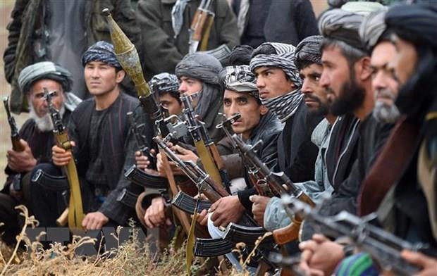 Các tay súng Taliban. (Ảnh: AFP/TTXVN) Chỉ huy chủ chốt của Taliban thiệt mạng ở Bắc Afghanistan ảnh 1