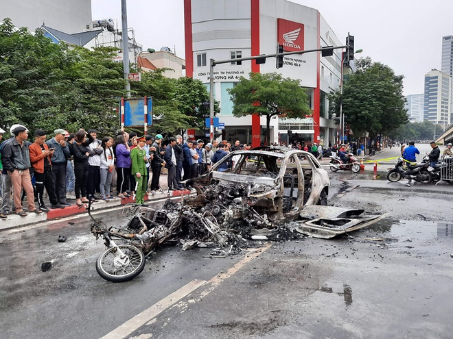 Hiện trường vụ tai nạn. (Ảnh: Doãn Tấn/TTXVN) Tìm người nhà nạn nhân trong vụ xe Mercedes gây tai nạn rồi bốc cháy ảnh 1