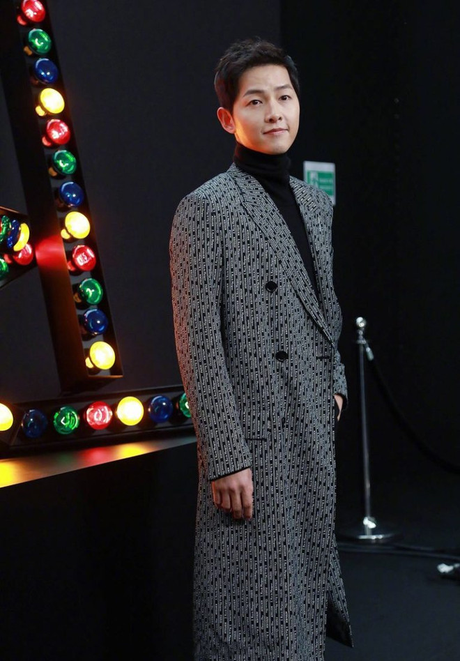 Song Joong Ki bảnh bao, Song Hye Kyo đẹp không tì vết dự show Dior ảnh 7