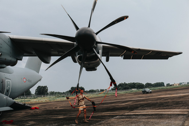[Photo] Trải nghiệm cùng máy bay quân sự Pháp trên bầu trời Hà Nội ảnh 17