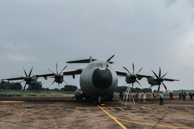 [Photo] Trải nghiệm cùng máy bay quân sự Pháp trên bầu trời Hà Nội ảnh 1