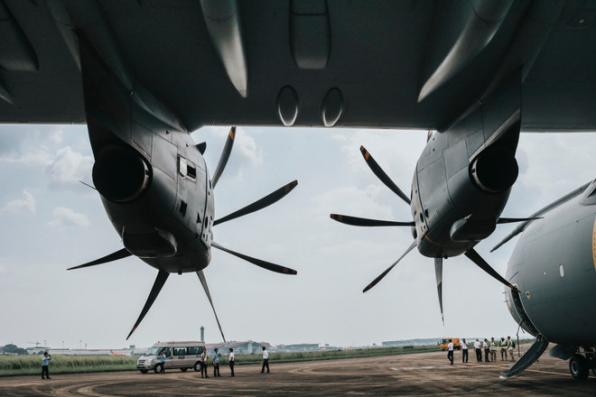 [Photo] Trải nghiệm cùng máy bay quân sự Pháp trên bầu trời Hà Nội ảnh 4