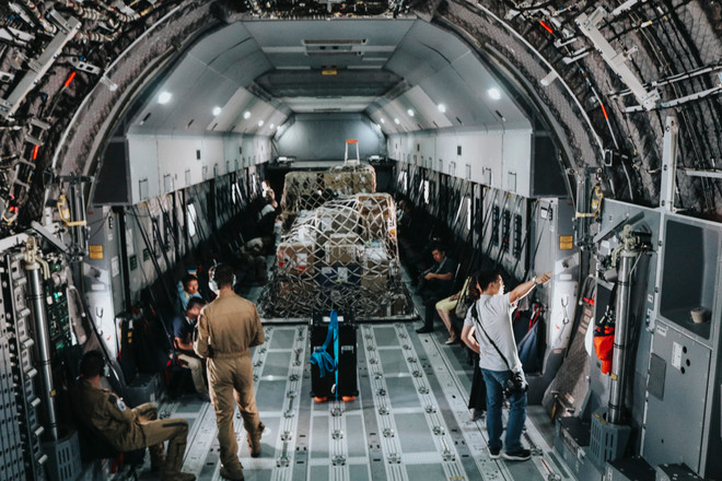 [Photo] Trải nghiệm cùng máy bay quân sự Pháp trên bầu trời Hà Nội ảnh 7