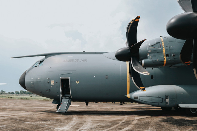 [Photo] Trải nghiệm cùng máy bay quân sự Pháp trên bầu trời Hà Nội ảnh 2