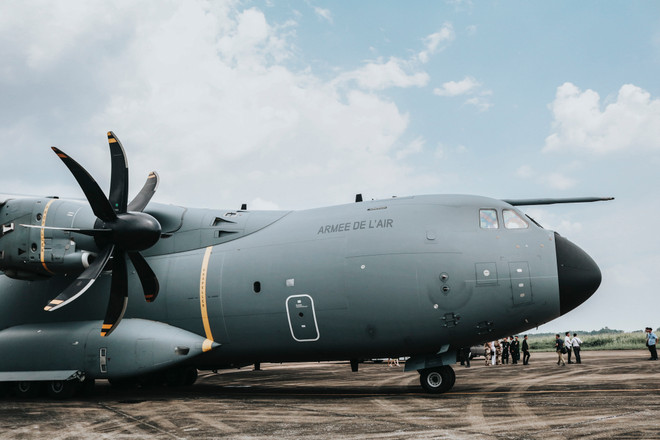 [Photo] Trải nghiệm cùng máy bay quân sự Pháp trên bầu trời Hà Nội ảnh 15