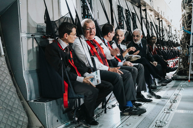 [Photo] Trải nghiệm cùng máy bay quân sự Pháp trên bầu trời Hà Nội ảnh 6