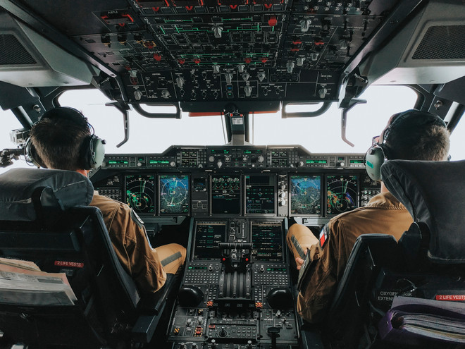 [Photo] Trải nghiệm cùng máy bay quân sự Pháp trên bầu trời Hà Nội ảnh 9