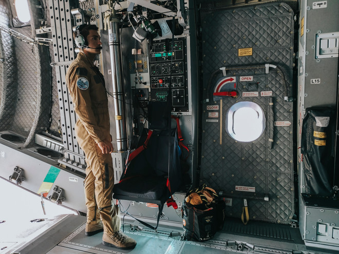 [Photo] Trải nghiệm cùng máy bay quân sự Pháp trên bầu trời Hà Nội ảnh 12