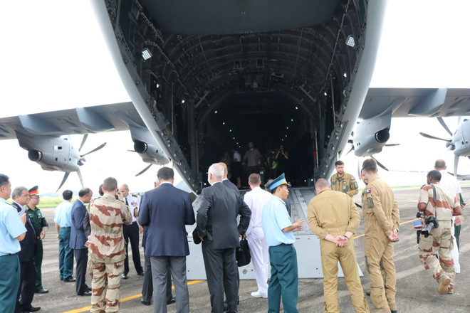 [Photo] Trải nghiệm cùng máy bay quân sự Pháp trên bầu trời Hà Nội ảnh 5