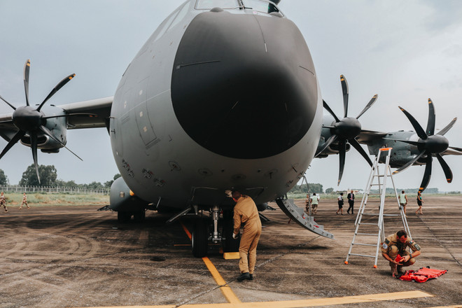 [Photo] Trải nghiệm cùng máy bay quân sự Pháp trên bầu trời Hà Nội ảnh 16