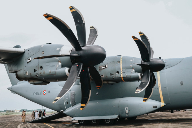 [Photo] Trải nghiệm cùng máy bay quân sự Pháp trên bầu trời Hà Nội ảnh 3