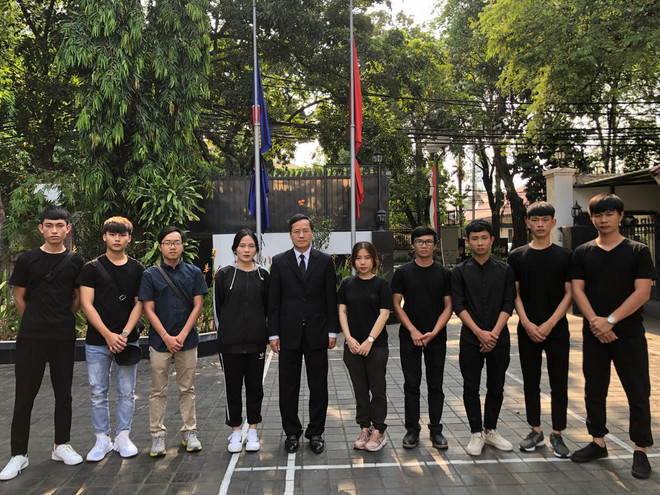 10 sinh viên Việt Nam ở vùng động đất tại Indonesia về nước ảnh 1