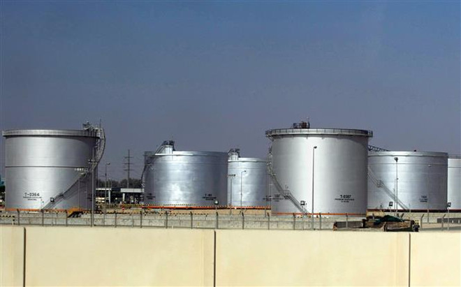 Bể chứa dầu tại một cơ sở khai thác dầu ở thành phố Dammam, Saudi Arabia. (Ảnh: AFP/TTXVN) Giá dầu tại thị trường châu Á giảm trước động thái mới của Trung Quốc ảnh 1