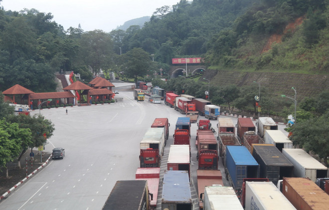 Phương tiện không hàng chờ điều tiết sang Trung Quốc qua luồng xuất nhập cảnh cửa khẩu quốc tế Hữu Nghị. (Ảnh: Quang Duy/TTXVN) ttxvn-cua khau huu nghi2.jpg