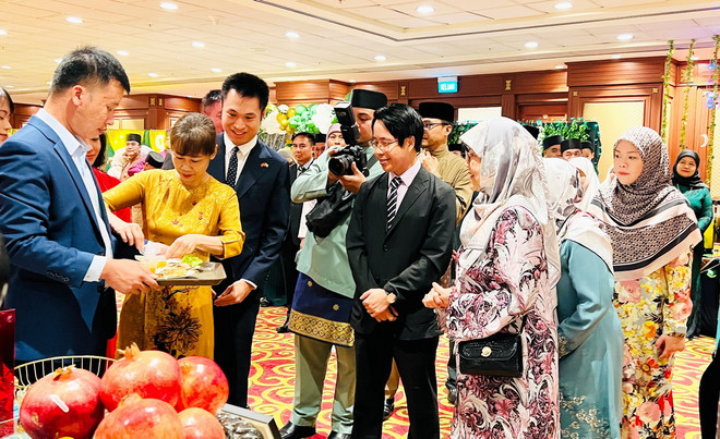 Đại sứ Trần Anh Vũ giới thiệu món bún chả với Công chúa Hajah Masna. (Ảnh: TTXVN phát) ttxvn-am thuc viet1.jpg