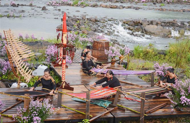 Kiến tạo sức sống mới cho sản phẩm thổ cẩm Tây Nguyên ảnh 2