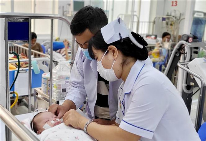 Các bác sỹ Bệnh viện Nhi đồng 2 điều trị cho bệnh nhi. (Ảnh: Đinh Hằng/TTXVN) TP Hồ Chí Minh công bố Top 10 bệnh viện có chất lượng tốt nhất 2022 ảnh 1