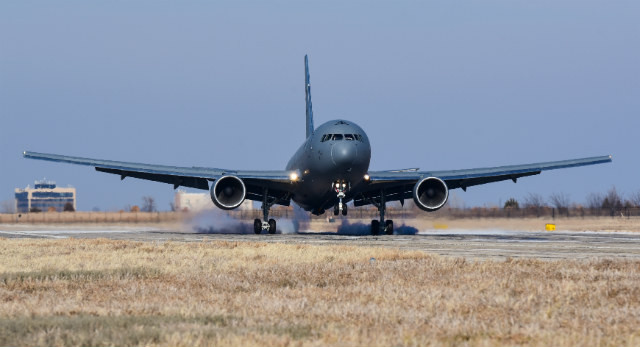 Boeing bàn giao máy bay tiếp liệu cho căn cứ không quân tại Oklahoma ảnh 1