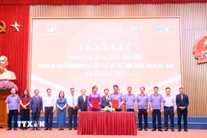 Lễ ký kết chương trình hợp tác truyền thông giữa Viện Kiểm sát Nhân dân Tối cao với Thông tấn xã Việt Nam. (Ảnh: Phạm Kiên/TTXVN)