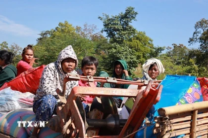 Người dân Campuchia ở tỉnh Preah Vihear, giáp giới với Thái Lan sơ tán tránh xung đột, ngày 8/12/2025. (Ảnh: THX/TTXVN)