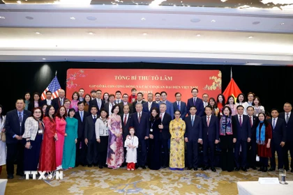 Tổng Bí thư Tô Lâm với bà con cộng đồng người Việt Nam tại Hoa Kỳ. (Ảnh: Thống Nhất/TTXVN)