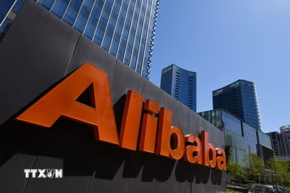 Biểu tượng Alibaba tại văn phòng của tập đoàn ở Bắc Kinh, Trung Quốc. (Ảnh: AFP/TTXVN)